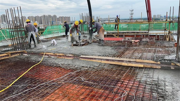 战高温酷暑 保项目进度 守安全防线:皖西学院全力推进扩建区项目建设